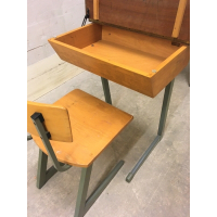 Vintage schooltafeltje met stoel nr 15